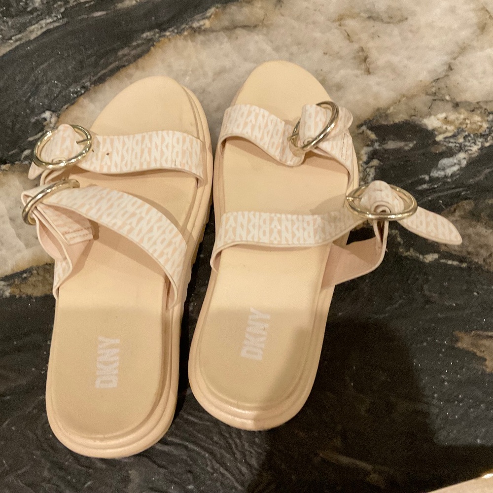 DKNY Lorena Fisheman sandals